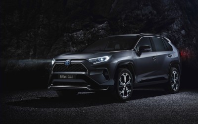 Το κορυφαίο Toyota RAV4: Υβριδικό με 306 ίππους και 60 km ηλεκτρική αυτονομία