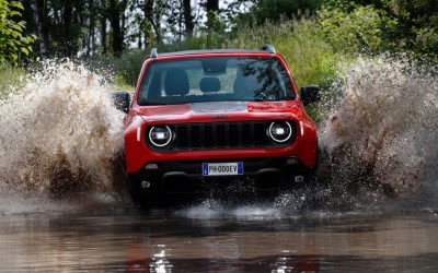 Το δίκτυο της Jeep ετοιμάζεται να υποδεχθεί τα υβριδικά Renegade και Compass