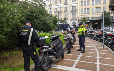 Σήκωσαν τις μοτοσικλέτες από τα πεζοδρόμια