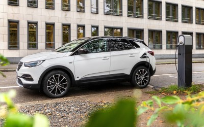 Το υβριδικό Grandland X και σε προσθιοκίνητη έκδοση