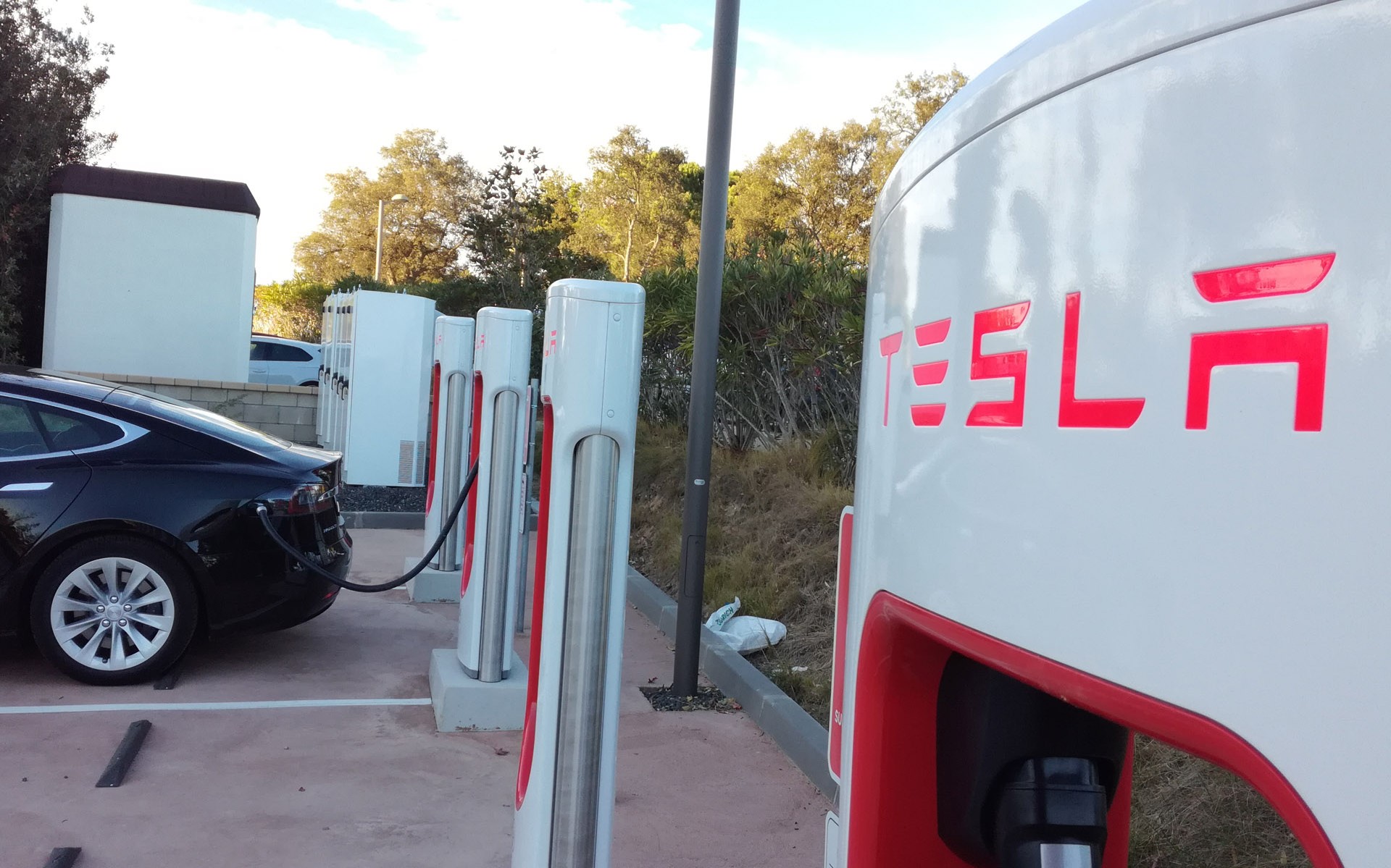 Σε ποιες ελληνικές πόλεις θα μπουν ταχυφορτιστές της Tesla