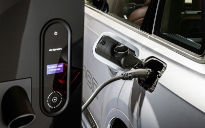 Έκρηξη πωλήσεων σε ηλεκτρικά και υβριδικά αυτοκίνητα