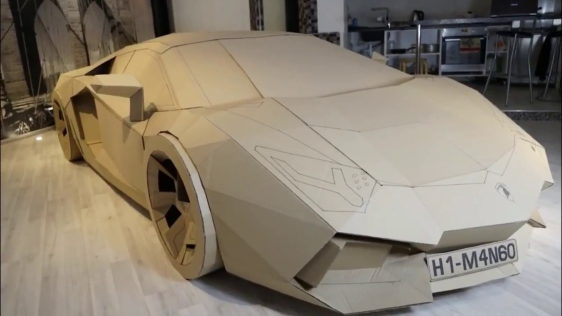 Μία Lamborghini Aventador από χαρτόνι! (video)