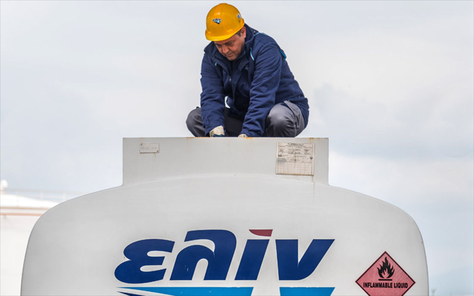 ΕΛΙΝΟΙΛ: Προσφορά 25.500 λίτρων πετρελαίου κίνησης στο Δήμο Αθηναίων