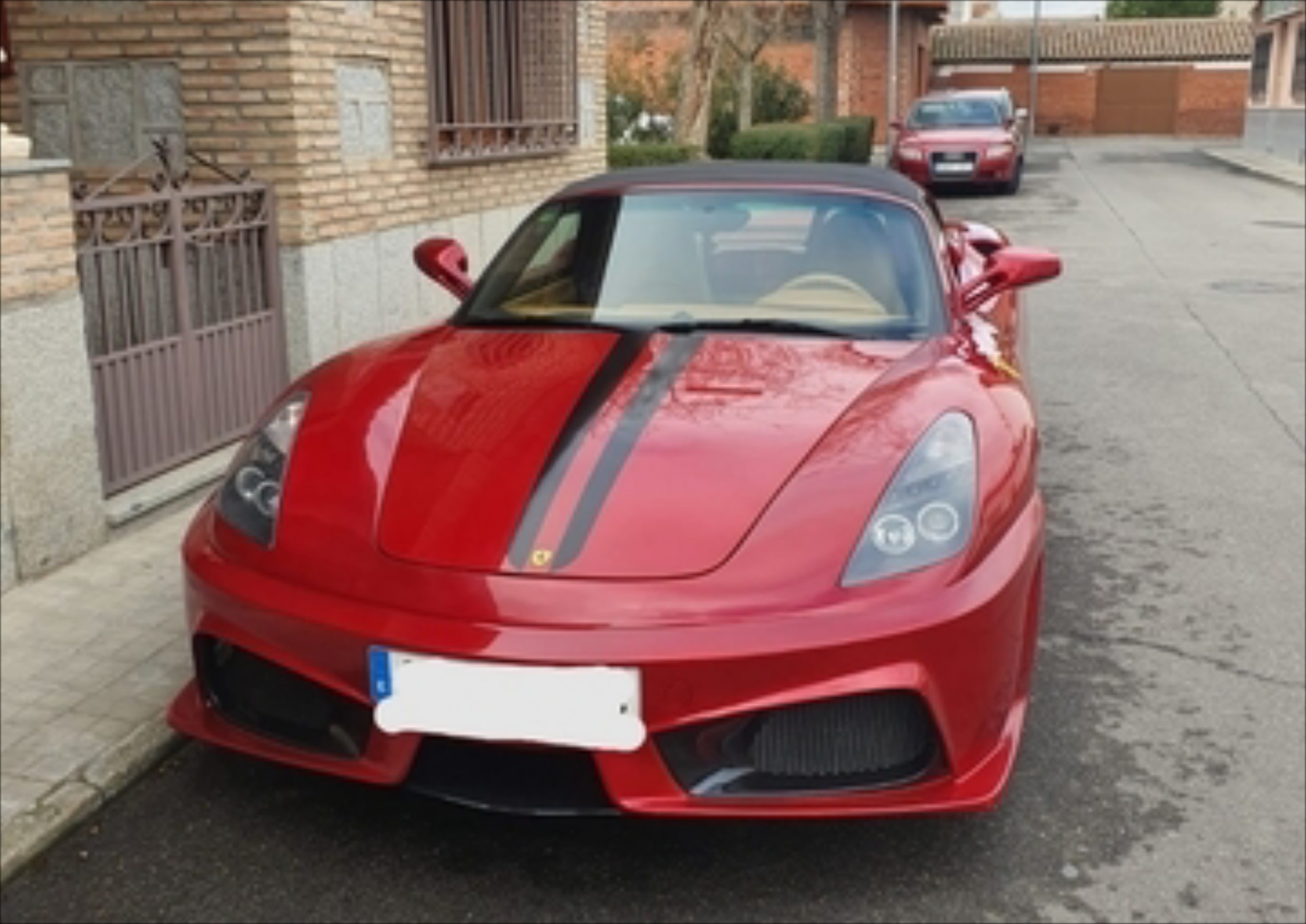 Τι μπορεί να κρύβεται κάτω από αυτή τη ρέπλικα F430; 