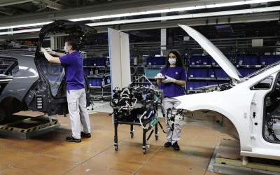 Μεγαλύτερες αποστάσεις, μικρότερη παραγωγή: έτσι θα λειτουργούν τα εργοστάσια αυτοκινήτων