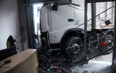 Φορτηγό έπεσε σε κατάστημα στην Πειραιώς λόγω εμφράγματος του οδηγού