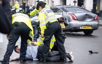 Αυτοκίνητο ασφαλείας έπεσε επάνω στην Jaguar XJ του Boris Johnson (video)