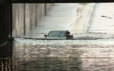 Η στιγμή που ανακαλύπτεις ότι η τετρακίνηση δεν σε σώζει όταν κάνεις το αυτοκίνητό σου υποβρύχιο… [Video]