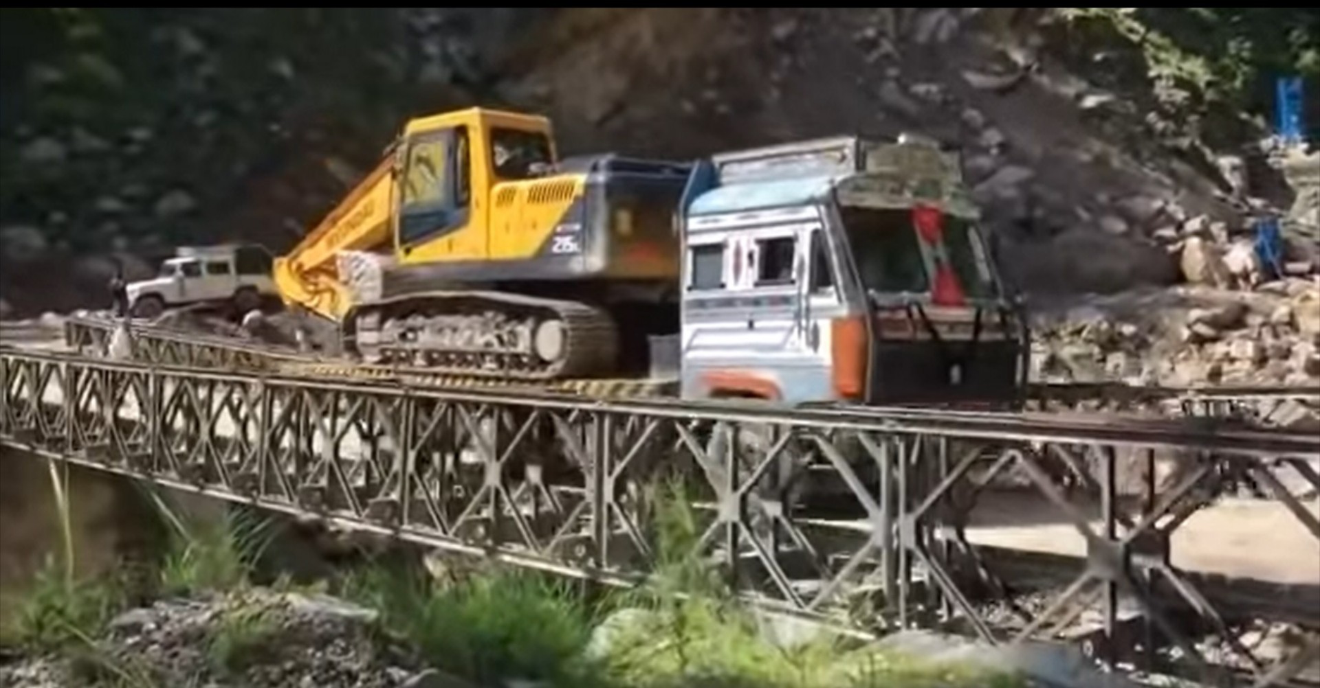 Δείτε γέφυρα να καταρρέει την ώρα που περνούσε φορτηγό [Video]