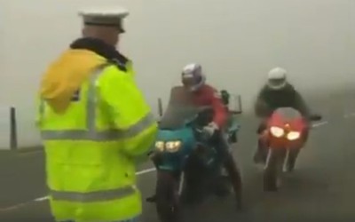 Ποιος φταίει για αυτό το ατύχημα: Ο αστυνομικός, ο αναβάτης ή η ομίχλη; (video)