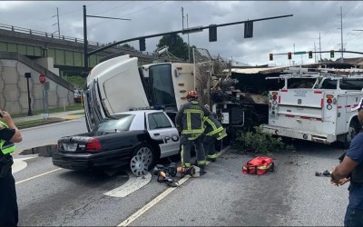 Φορτηγό τούμπαρε πάνω σε περιπολικό [Video]