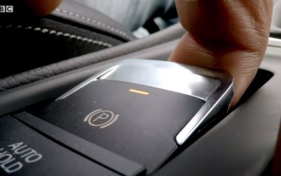 Τι θα συμβεί αν τραβήξεις ηλεκτρονικό χειρόφρενο στα 200 km/h [Video]