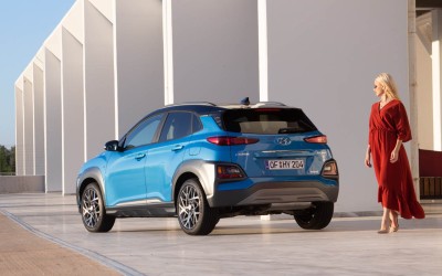 Και όμως: Η κυρία δίπλα στο υβριδικό KONA είναι Ελληνίδα