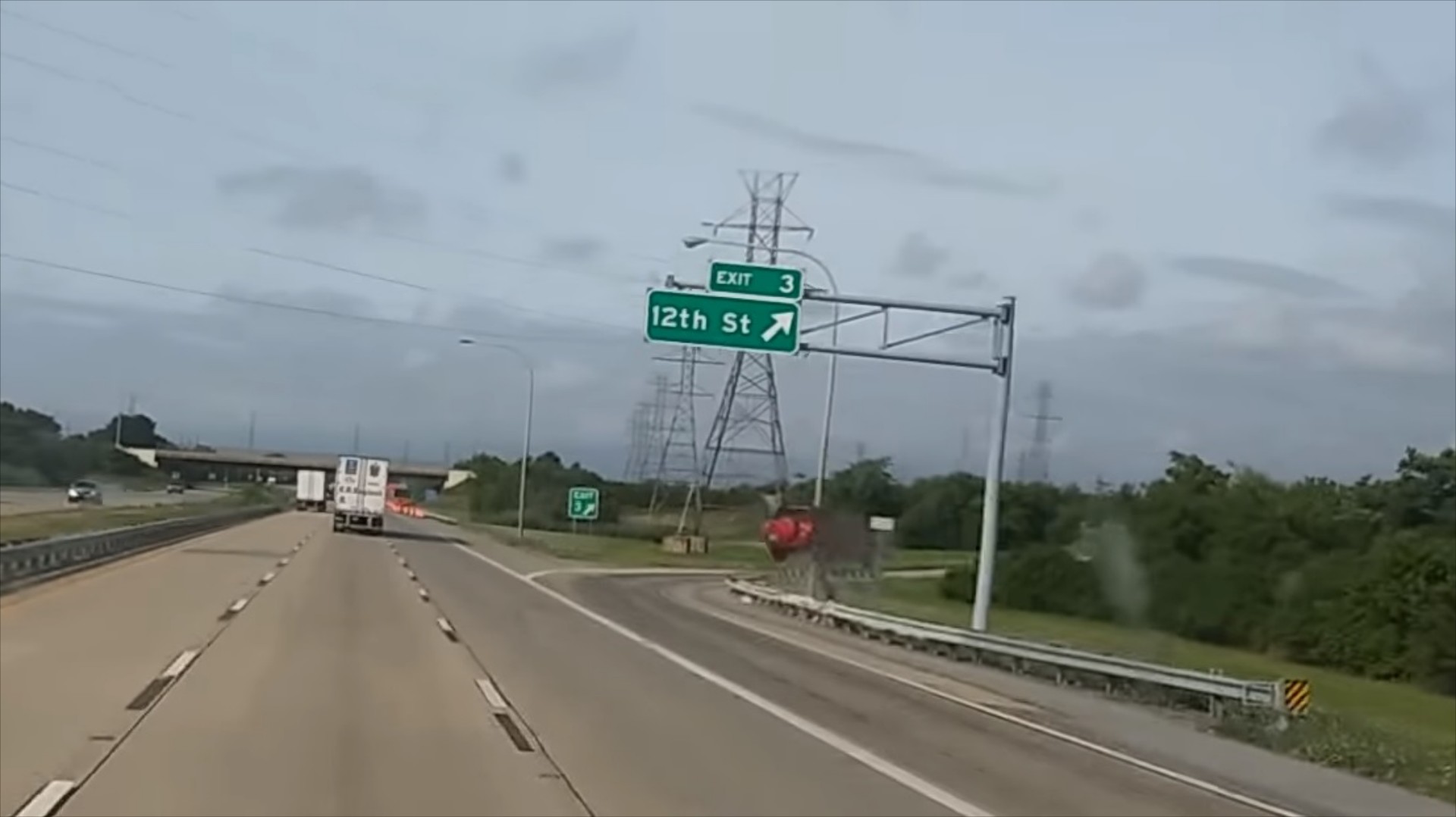 Toyota RAV4 απογειώνεται μετά από σύγκρουση σε μπαριέρα [Video]