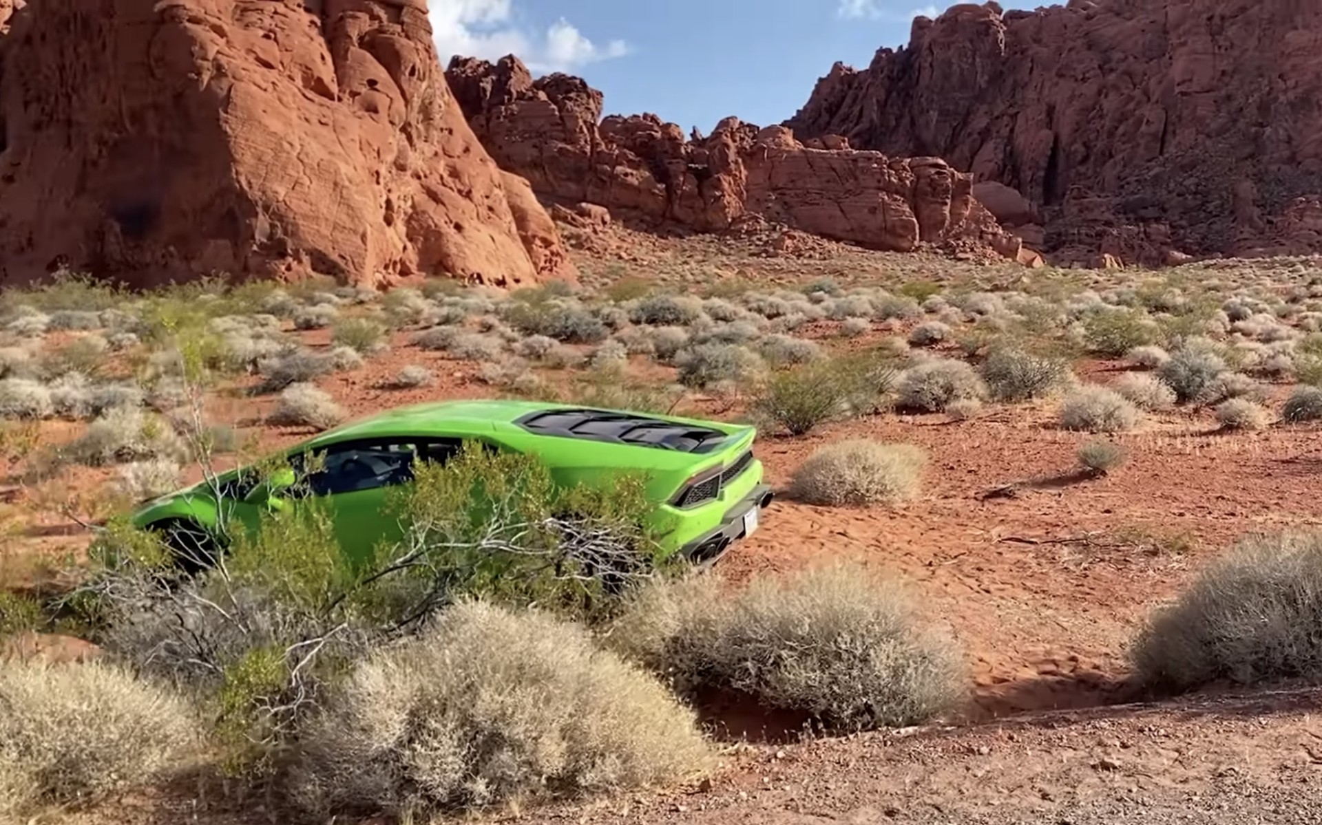 Τράκαρε και παράτησε τη Lamborghini Huracan σε έρημο του Λας Βέγκας (video)
