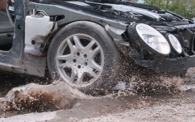 Δες τι παθαίνει το αυτοκίνητό σου όταν πέφτει σε λακκούβες (video)