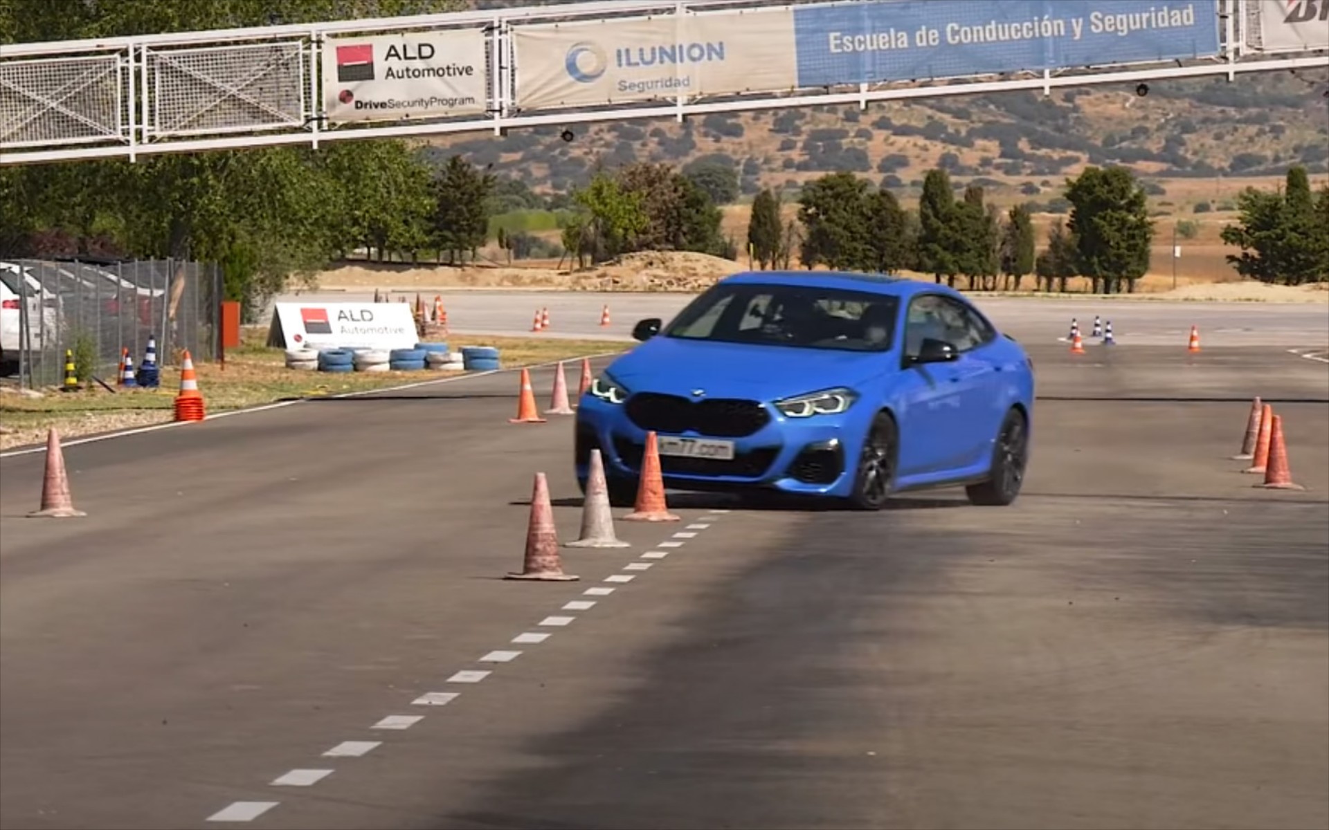 Πώς συμπεριφέρεται η BMW 2 Gran Coupe στο Τεστ Αποφυγής Ταράνδου; (video)