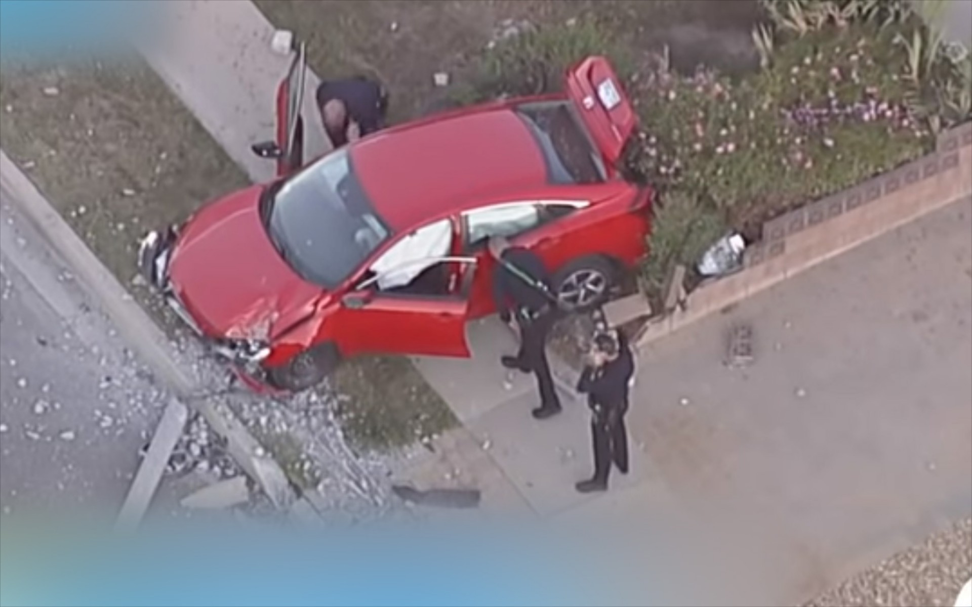 Έκλεψε αυτοκίνητο και κατέληξε να μεταφέρεται… χειροπόδαρα από την αστυνομία (video)