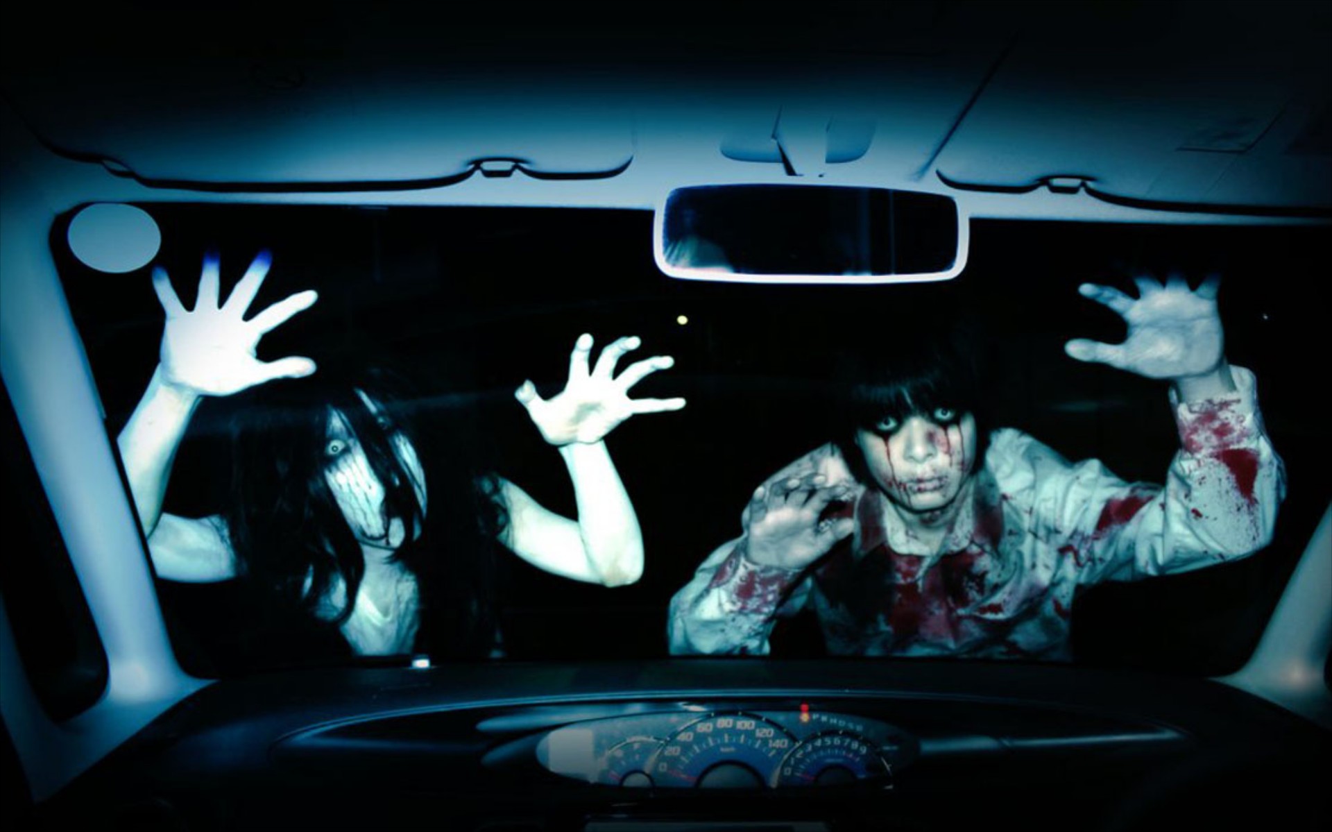 Επίσκεψη σε στοιχειωμένο σπίτι μέσα από την ασφάλεια του αυτοκινήτου σου