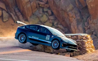 Ένα αγωνιστικό Tesla «απογειώνεται» στο Pikes Peak