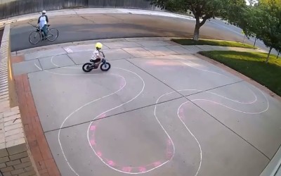 Έκανε την αυλή του πίστα για ένα περαστικό αγόρι [Video]