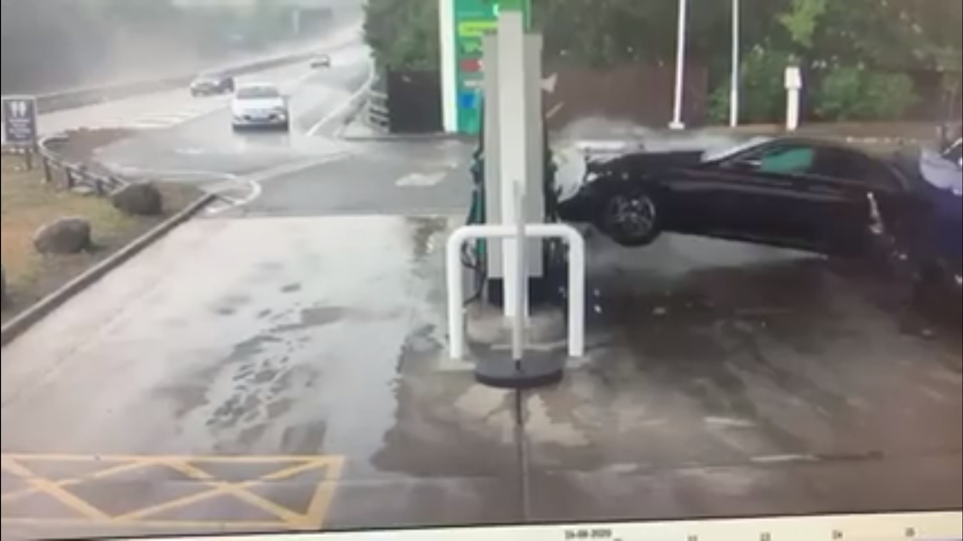 Mercedes-Benz «μπουκάρει» σε βενζινάδικο [Video]