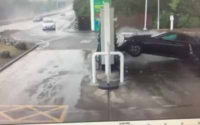 Mercedes-Benz «μπουκάρει» σε βενζινάδικο [Video]