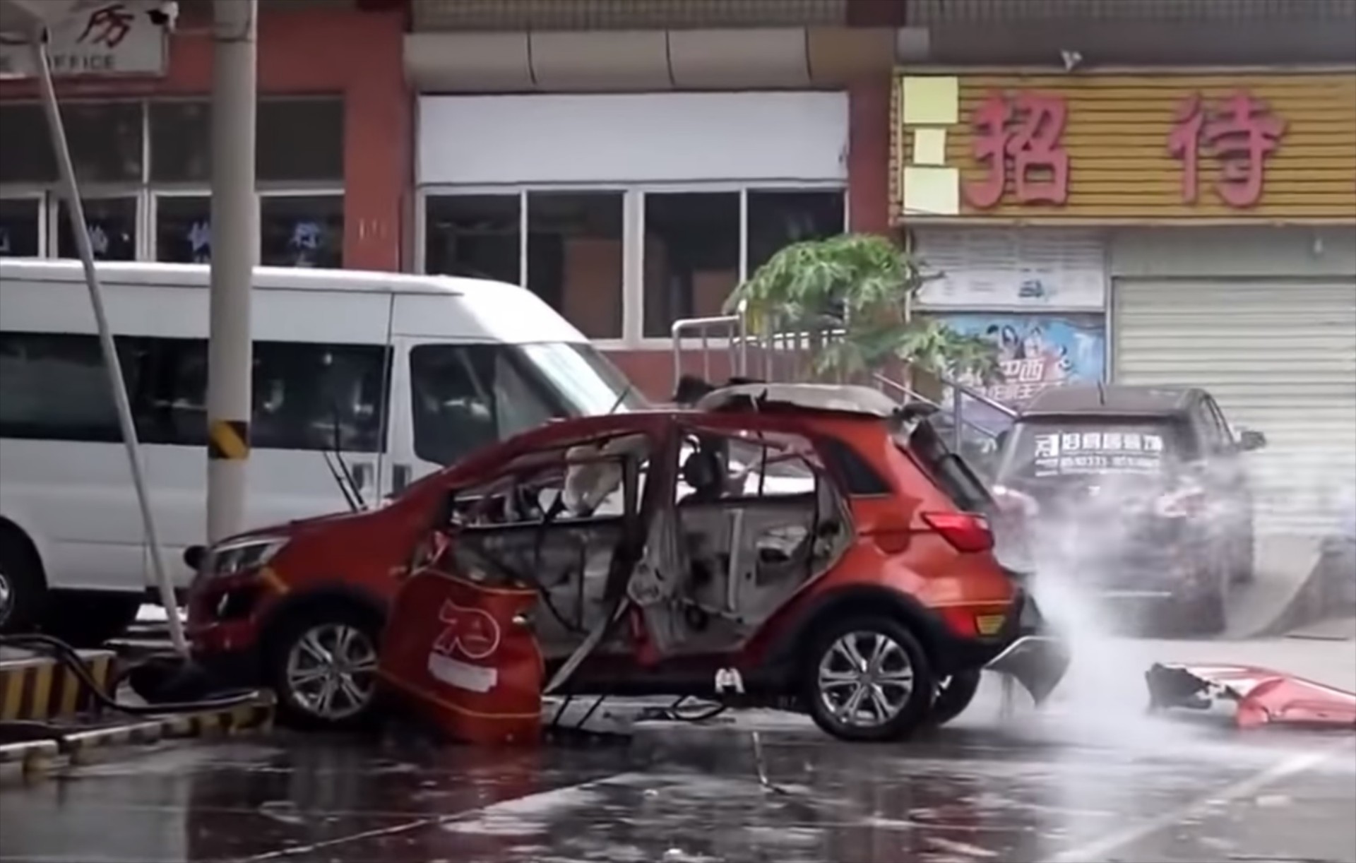 Ηλεκτρικό αυτοκίνητο εξερράγη την ώρα που φόρτιζε [Video]