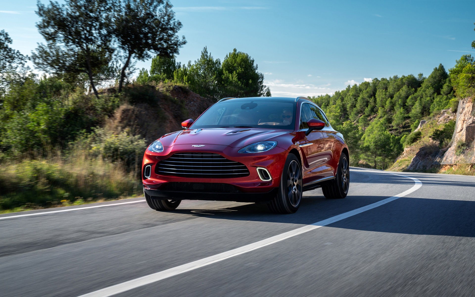 Ποια supercars; Δες την Aston Martin DBX να κάνει σπριντ 0-210 km/h [Video]