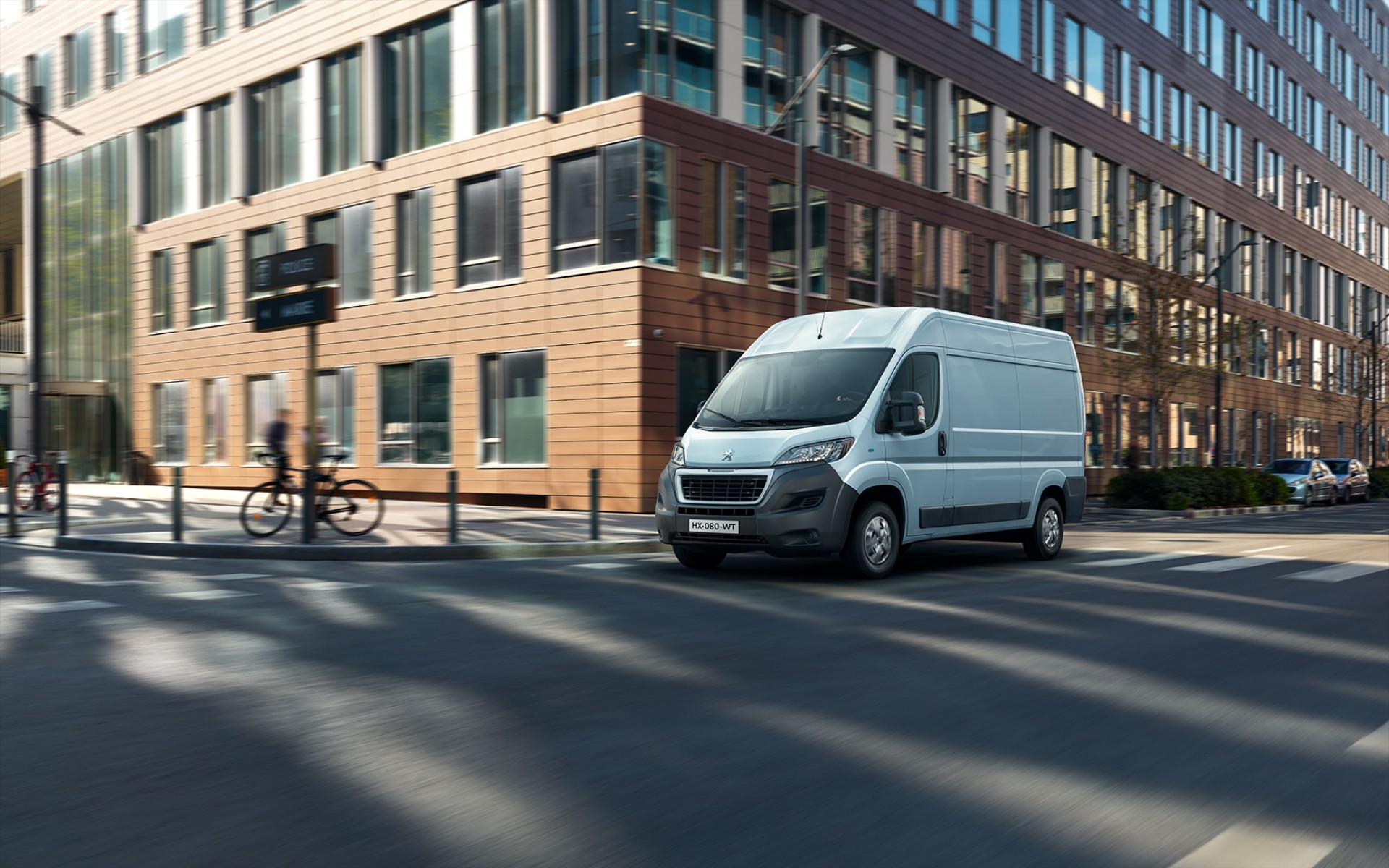 Nέο, ηλεκτρικό Peugeot e-Boxer: Με αυτονομία έως 340 km!