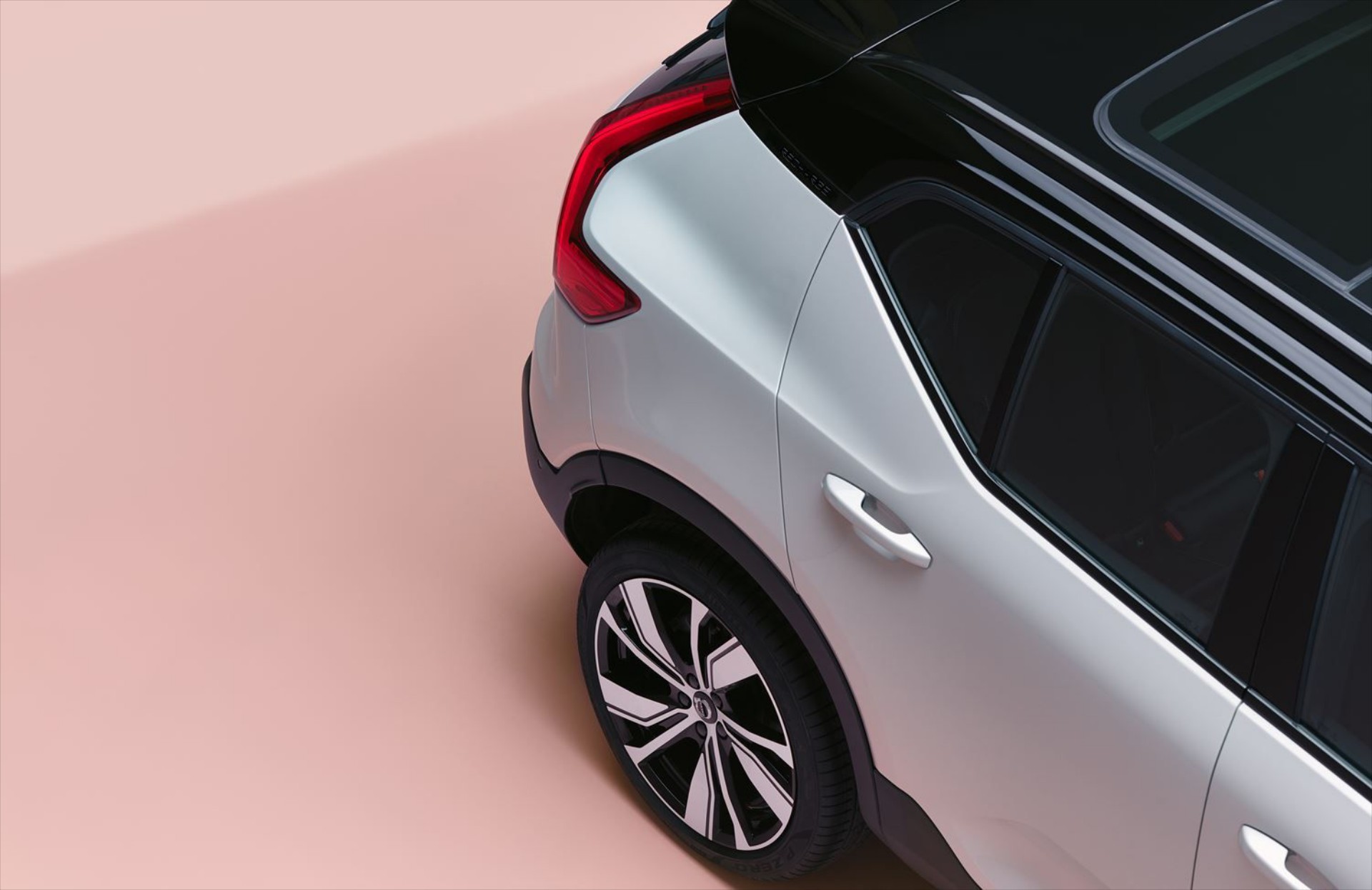 Μικρό ηλεκτρικό SUV από τη Volvo