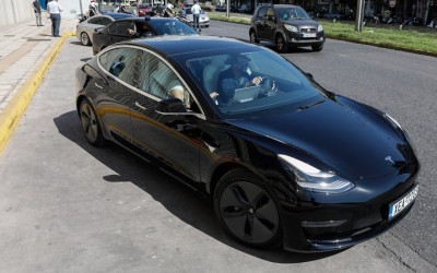 Στο τιμόνι ενός Tesla Model 3 ο Κυριάκος Μητσοτάκης