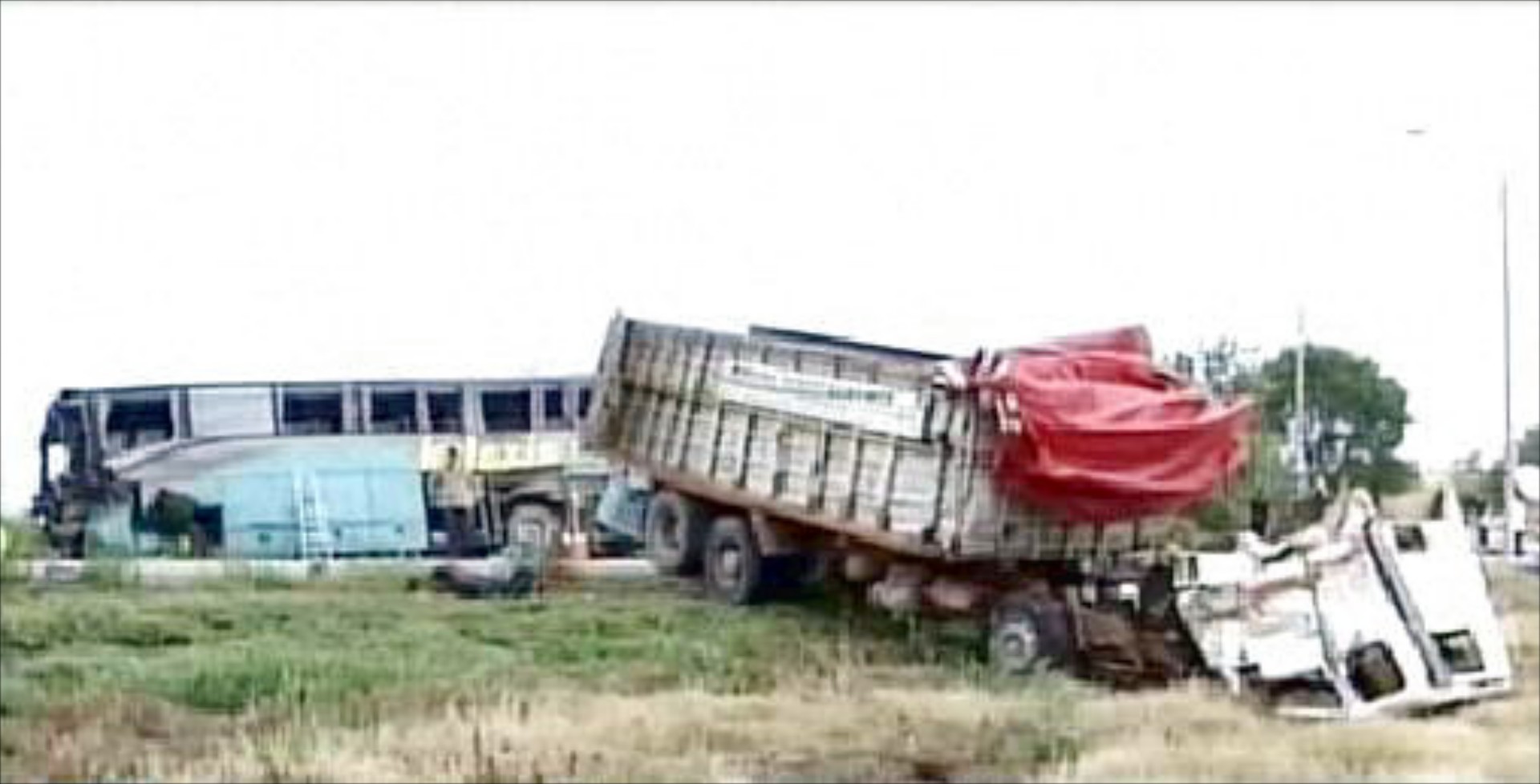 Σύγκρουση φορτηγού με λεωφορείο