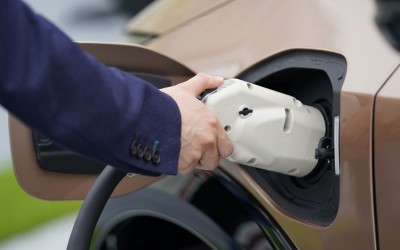 Προτελευταία σε σταθμούς φόρτισης στην Ευρώπη η Ελλάδα. Ποια χώρα περνάμε