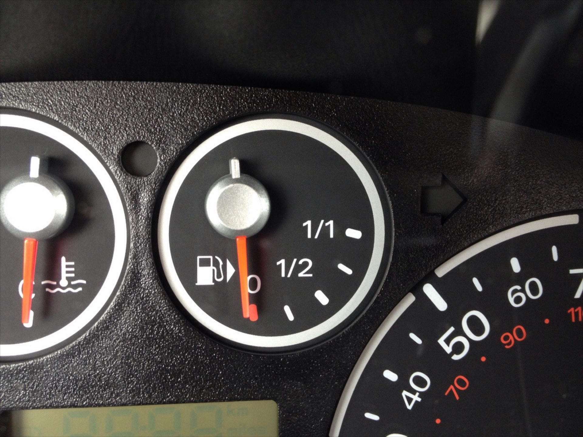 Εσύ ξέρεις τι σημαίνει το βελάκι δίπλα στην ένδειξη του καυσίμου;