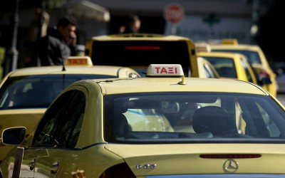 Παράταση ισχύος για τρεις μήνες των ειδικών αδειών οδήγησης ταξί και βαν