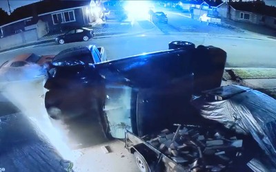 Pick-up διαλύει δύο κλασικές Mustang μετά από καταδίωση - Video