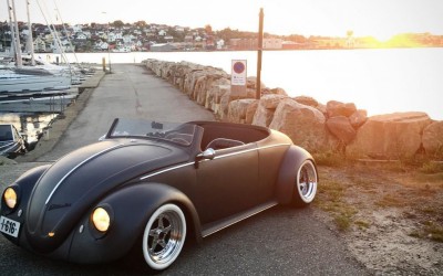 Μετέτρεψε ένα VW Beetle του ‘61, σε «κακό» μαύρο ματ roadster