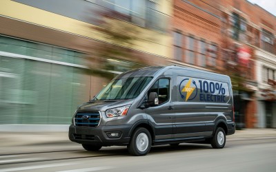 Black Friday: Το ηλεκτροκίνητο Ford Transit διανέμει τις παραγγελίες των καταναλωτών