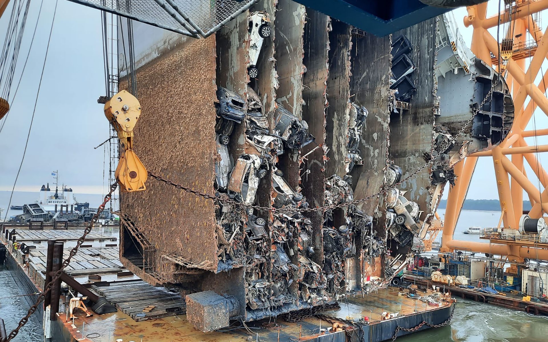 Video: Φέτα - φέτα κόβουν το πλοίο που ναυάγησε με 4.000 αυτοκίνητα μέσα του