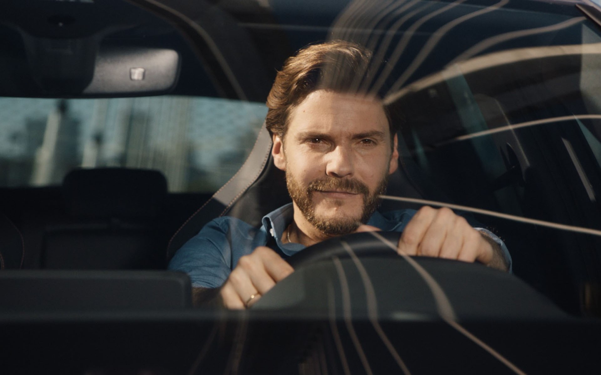 O ηθοποιός που υποδύθηκε τον Niki Lauda, πίσω από το τιμόνι του Cupra Leon (video)