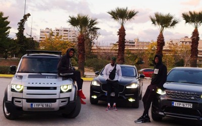 Οι Antetokounbros παρέα με τα αυτοκίνητα τους