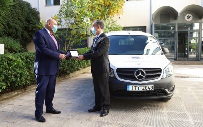 Η Mercedes-Benz συνεχίζει να προσφέρει έμπρακτα στο ΕΚΑΒ