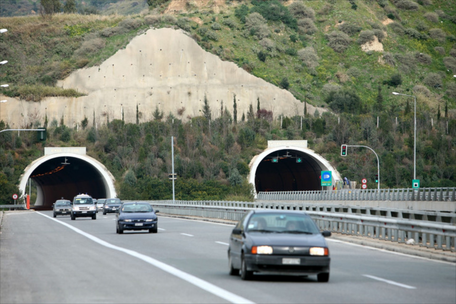 Το 2012 οι σήραγγες στα Τέμπη