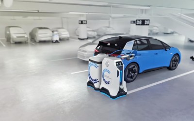 Το ρομπότ της Volkswagen που θα φορτίζει τα ηλεκτρικά αυτοκίνητα (video)