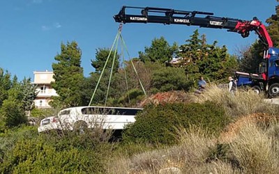 Να φύγει αυτό το 2020: Λιμουζίνα έπεσε σε γκρεμό στην Πεντέλη!