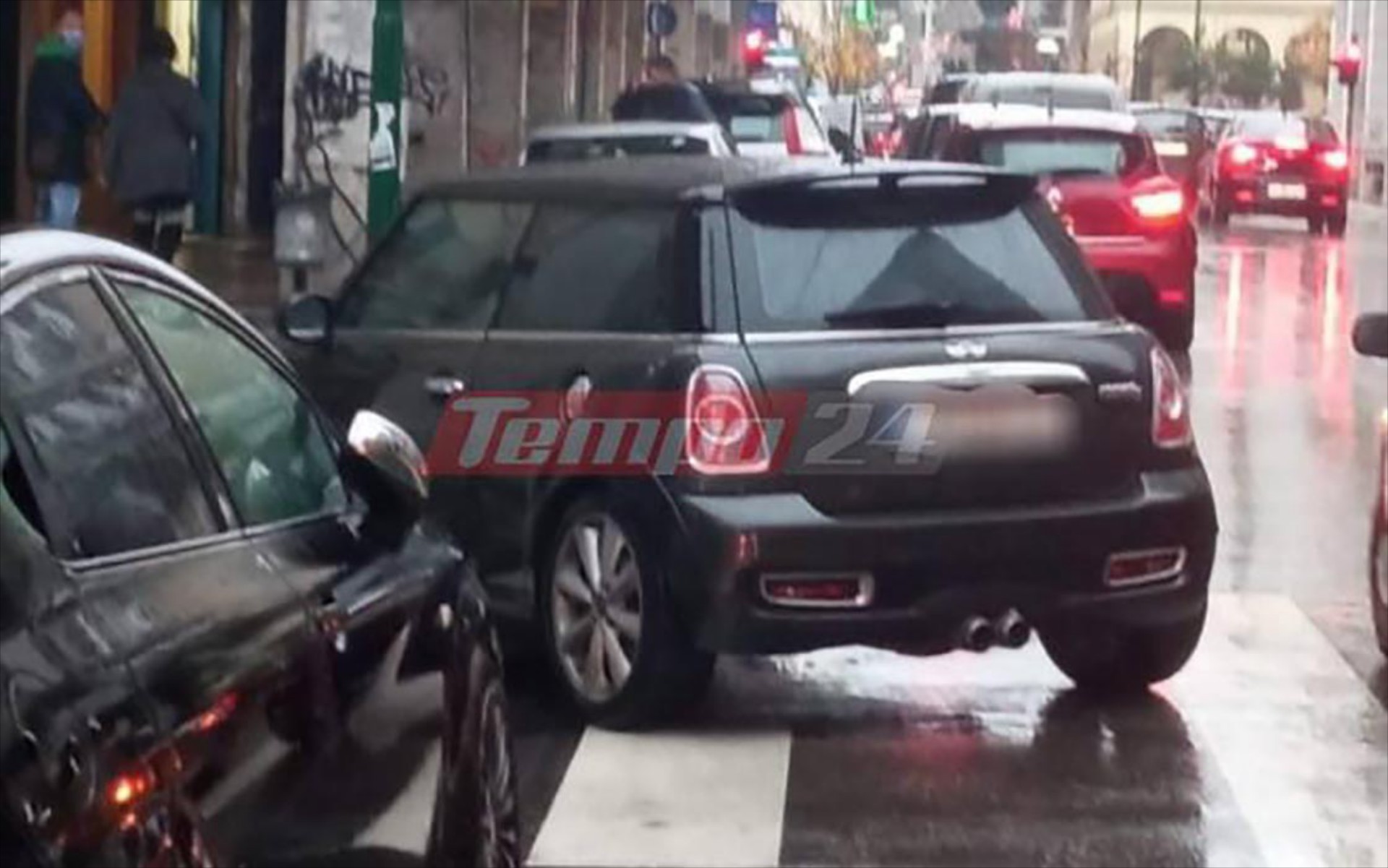 Γαβαλάς στην Πάτρα: Πάρκαρε παράνομα και του πήραν πινακίδες και δίπλωμα οδήγησης