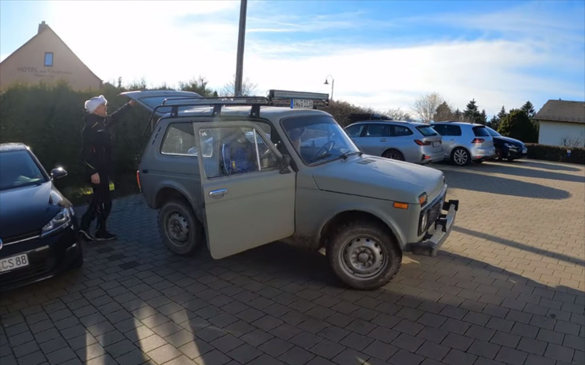 Ένα Lada Niva γυρίζει στο Nurburgring (video)