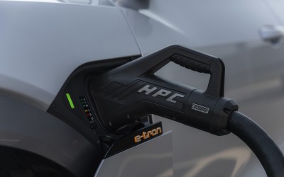 Το Audi e-tron φορτίζει χωρίς τον κίνδυνο blackout στο δίκτυο